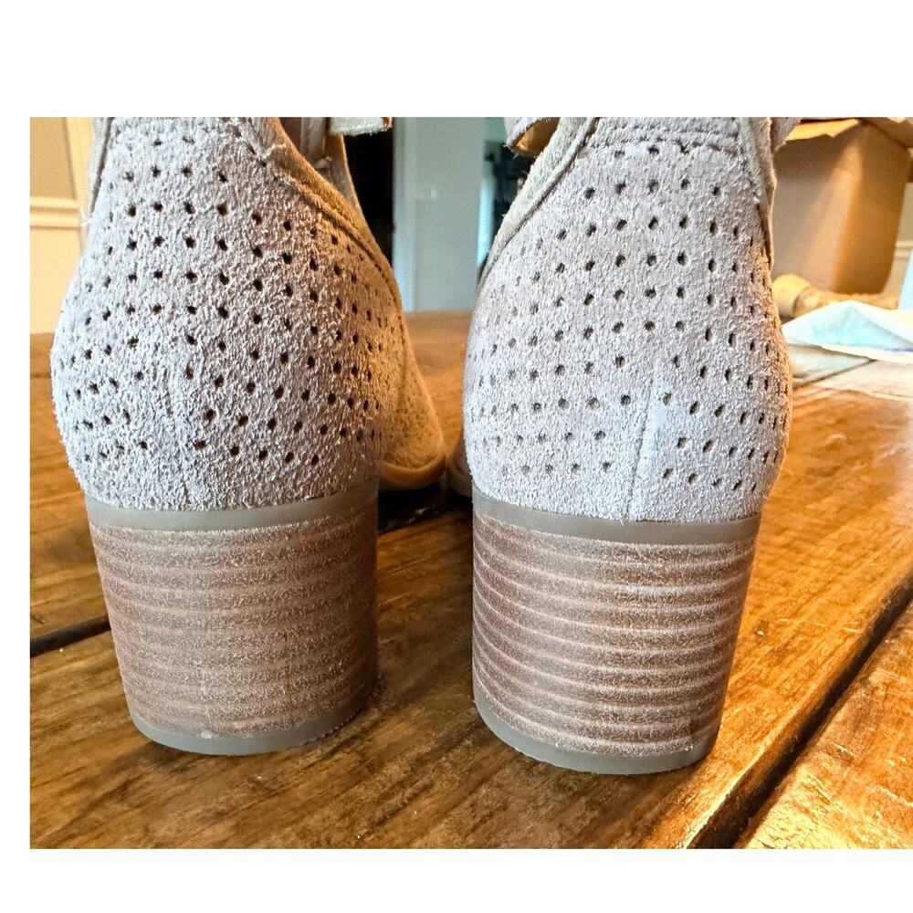 Koolaburra by UGG Suede Block Heel 2” Perforated Sandals Peep Toe Beige US 6.5 - Picture 3 of 13